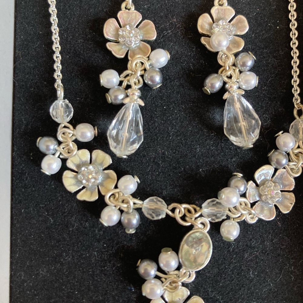 Brand new floral necklace and earrings jewellery set - Picture 2 of 4